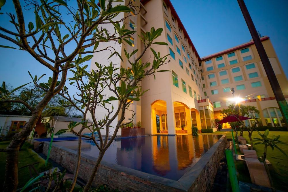 Ramada By Wyndham Jaipur Jaisinghpura Hotell Eksteriør bilde