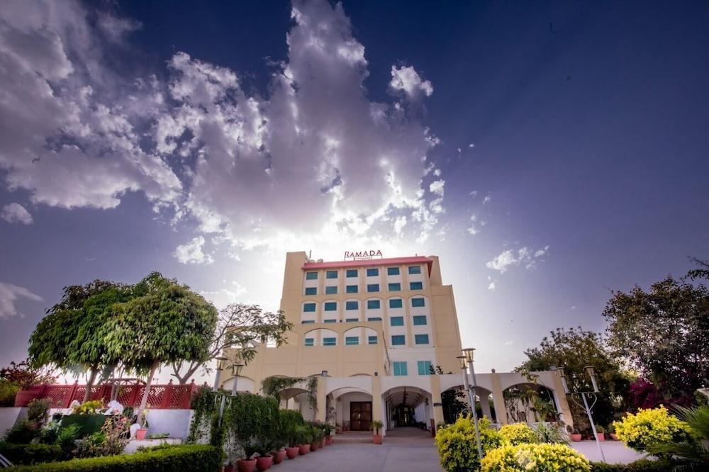 Ramada By Wyndham Jaipur Jaisinghpura Hotell Eksteriør bilde