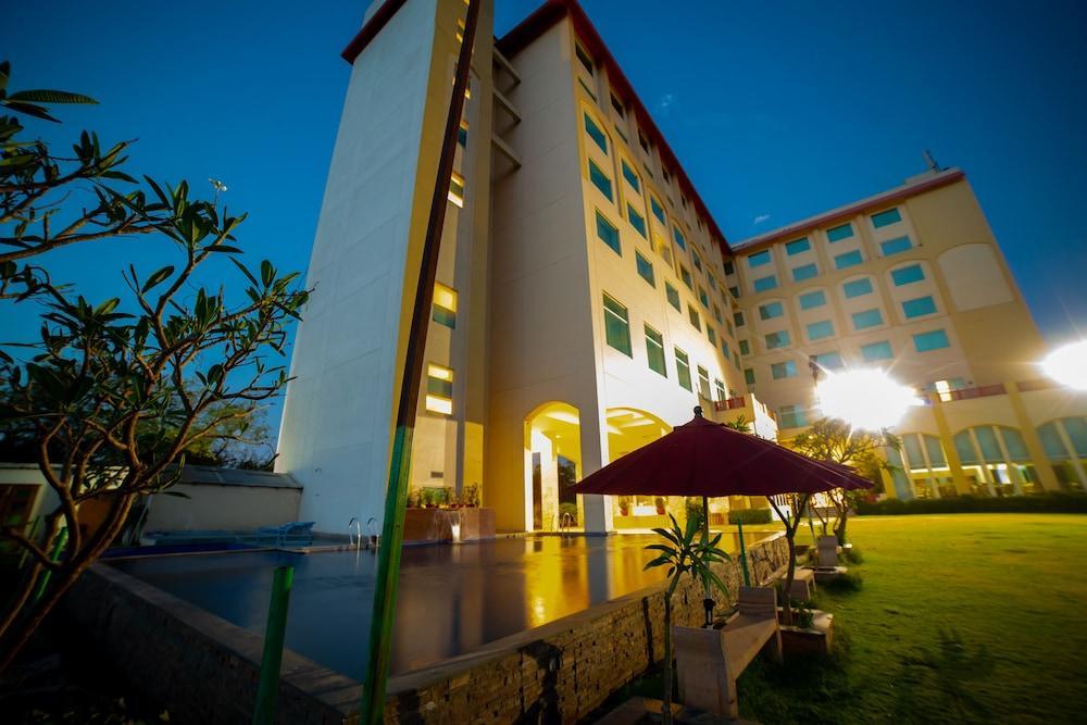 Ramada By Wyndham Jaipur Jaisinghpura Hotell Eksteriør bilde
